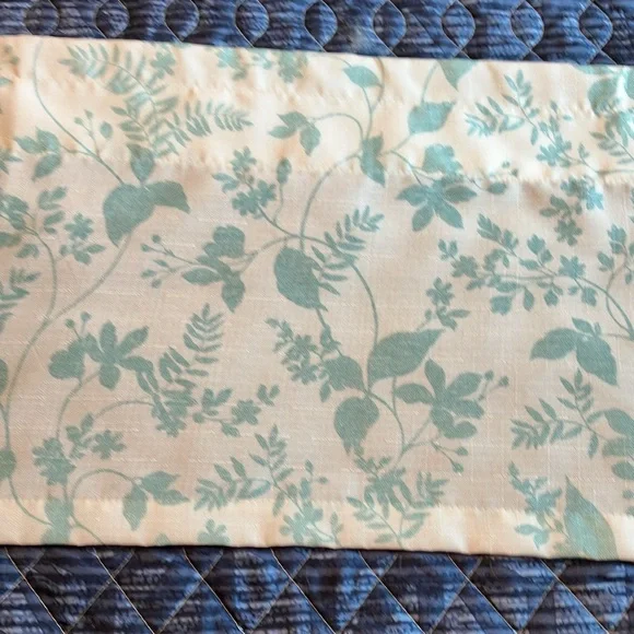 Pretty 🤩 3 piece green and cream color kitchen curtain set, like new condition! - Picture 6 of 7